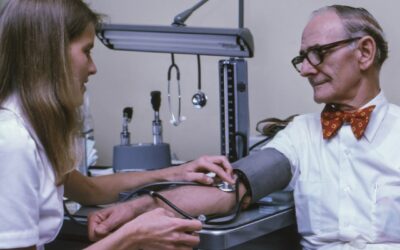 Hai la pressione alta? I sintomi da non sottovalutare e i rischi da conoscere
