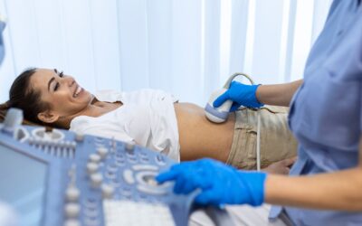 Mal di pancia che non passa: quando ha senso fare un’ecografia